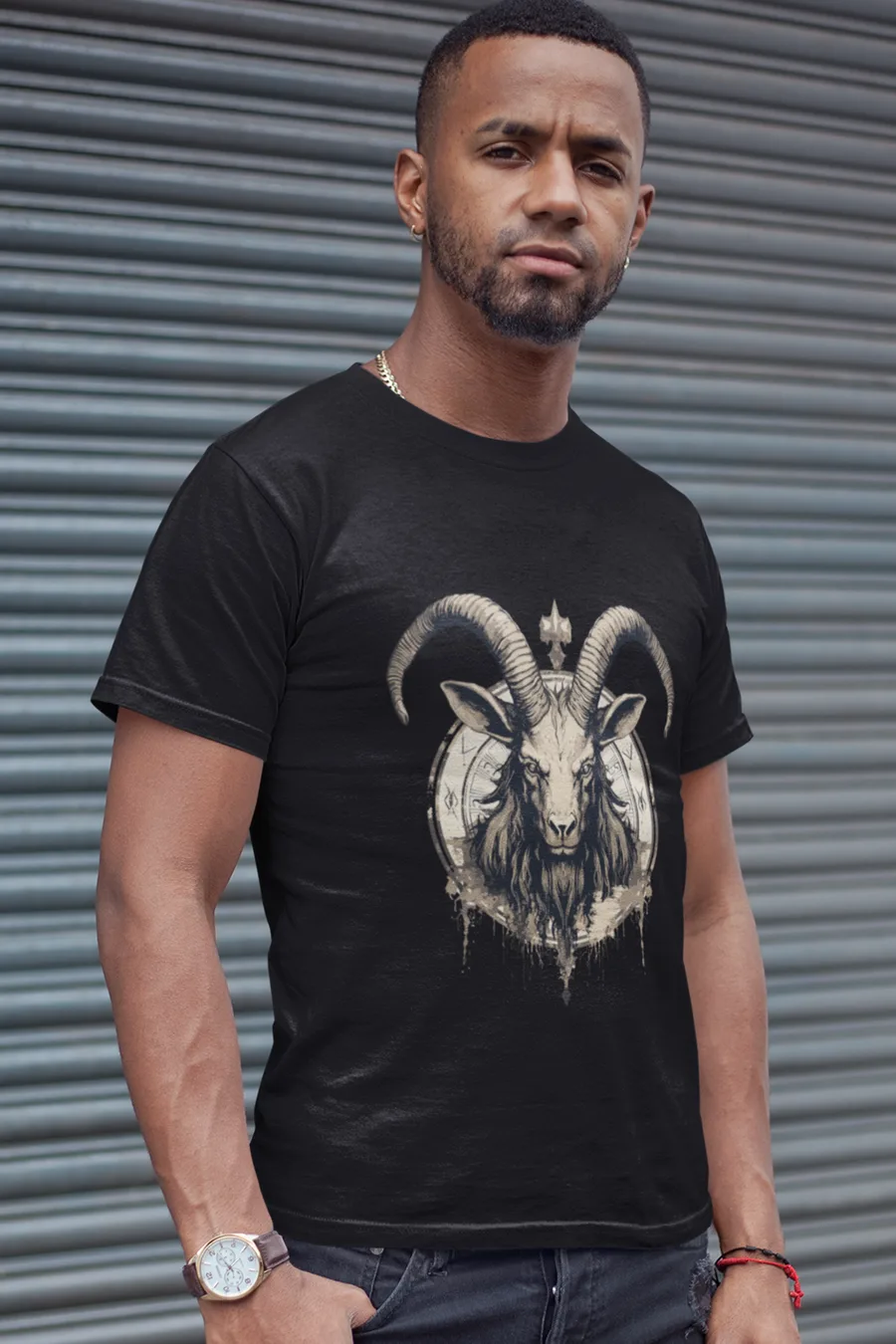 Playera negro Cabra Negra puesta, diseño de metal de AzTech