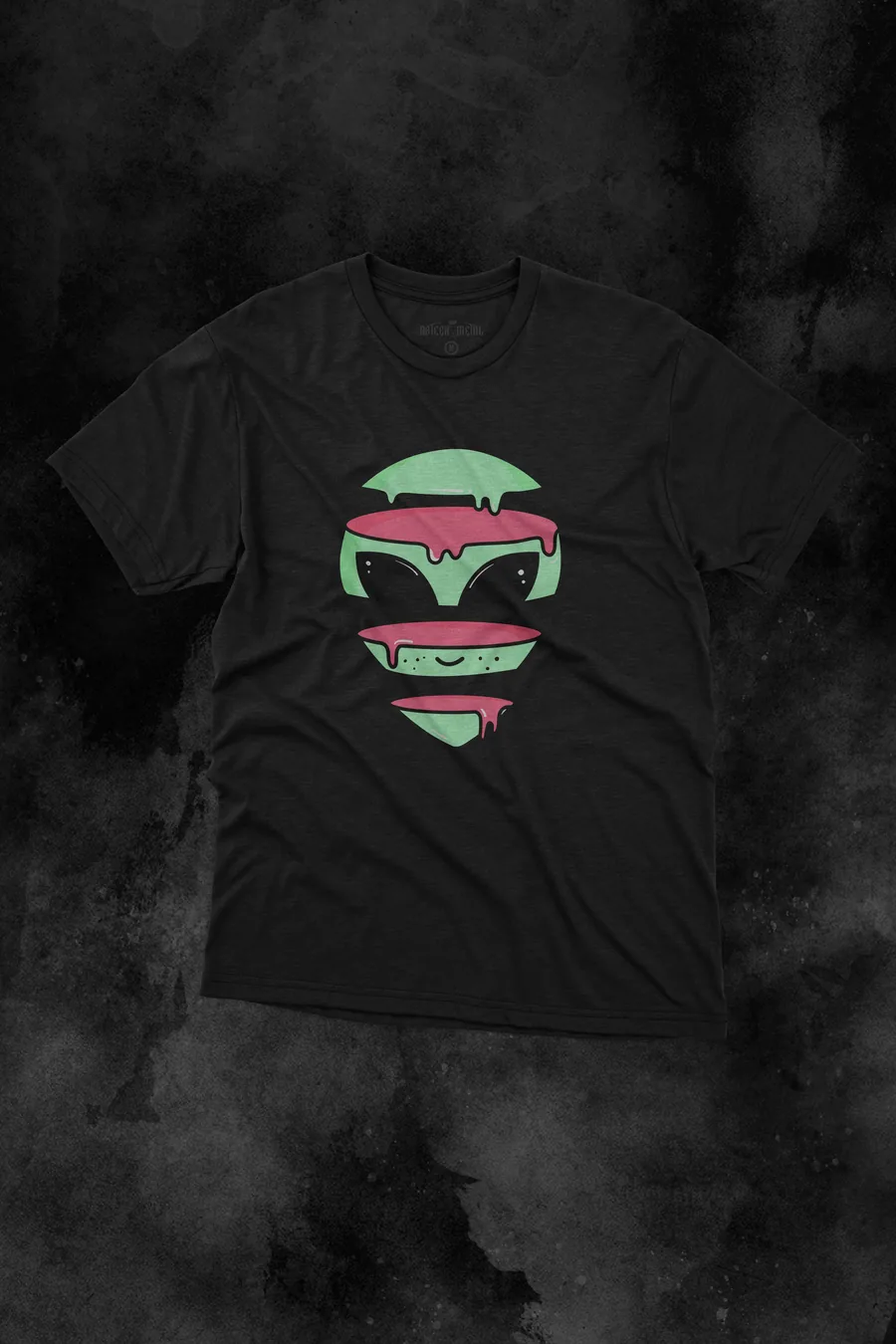 Playera negro Corte Limpio puesta, diseño de metal de AzTech
