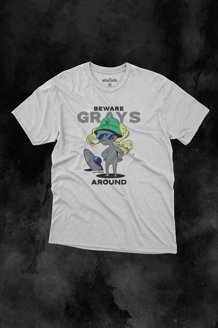 Playera blanco Cuidado con los Grises puesta, diseño de metal de AzTech