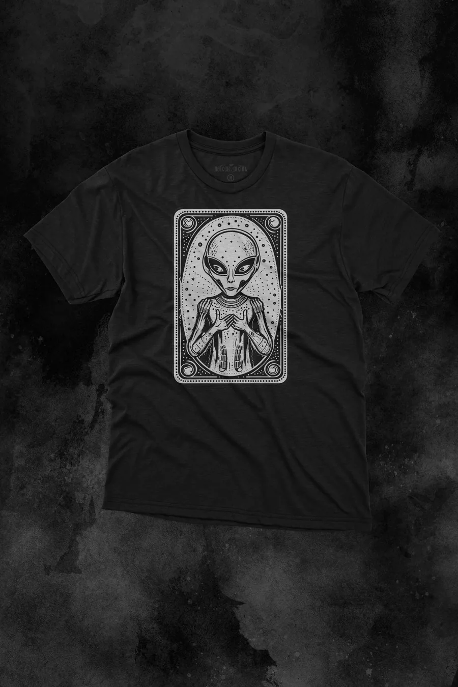 Playera negro El Oráculo puesta, diseño de metal de AzTech