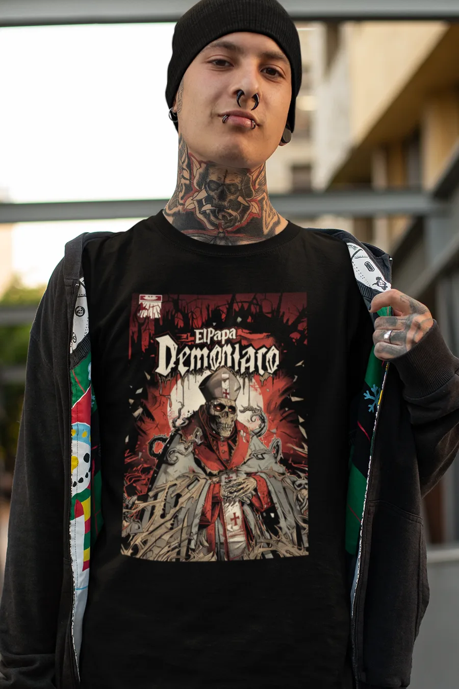 Playera negro El Papa Negro puesta, diseño de metal de AzTech