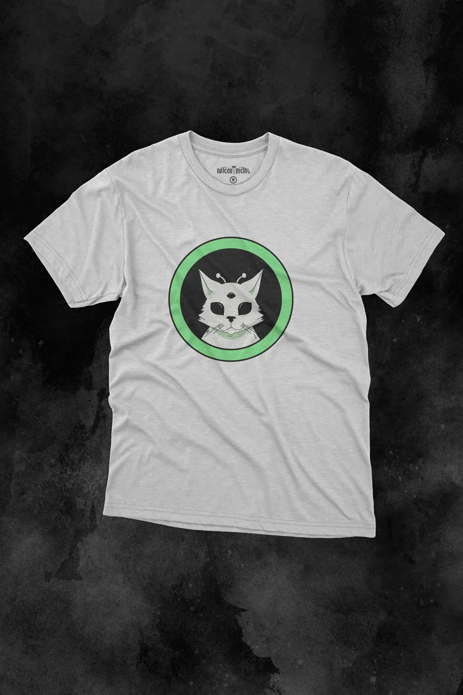 Playera blanco Gato Cósmico puesta, diseño de metal de AzTech