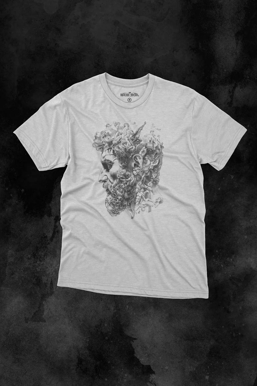 Playera blanco Mármol y Humo puesta, diseño de metal de AzTech