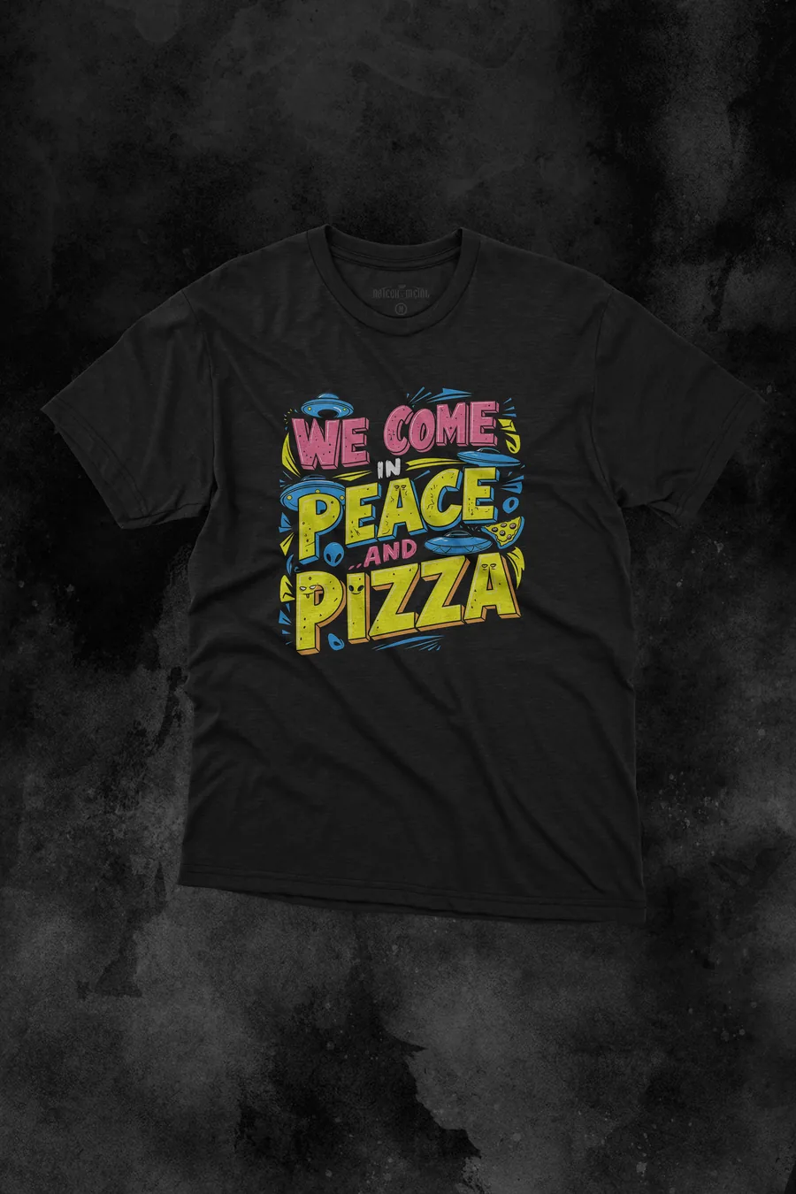 Playera negro Paz y Pizza puesta, diseño de metal de AzTech