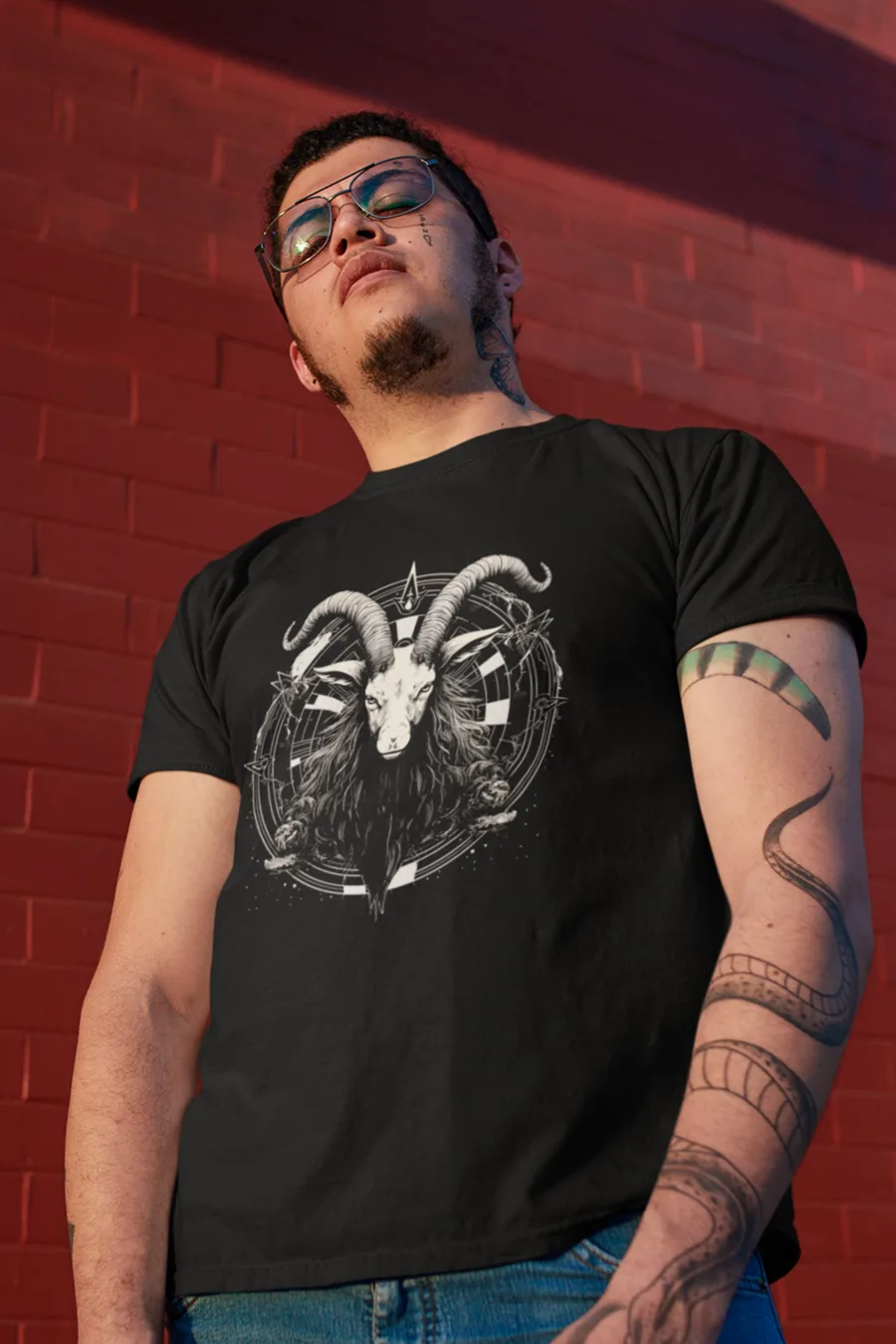 Playera negro Sello del Macho Cabrío puesta, diseño de metal de AzTech