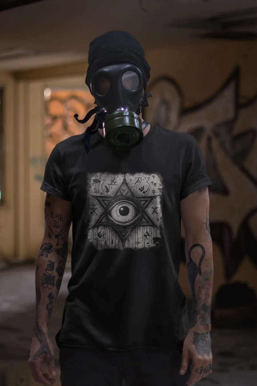 Playera negro Vigilancia Arcana puesta, diseño de metal de AzTech