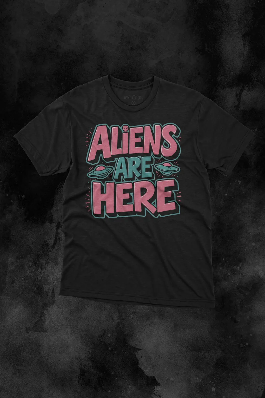 Playera negro Ya Están Aquí puesta, diseño de metal de AzTech